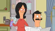 Bob's Burgers – Lindas (l.) Mutter hat ihren Besuch angekündigt. Bob (r.) ist alles andere als erfreut über den Gast und überlegt sich einen Plan, um der Sache zu entkommen. Doch da hat er die Rechnung ohne Linda gemacht ...