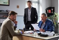 Die Rosenheim-Cops – Controller Andreas Lorenz (Ben Blaskovic, l.) erklärt den Kommissaren Hofer (Joseph Hannesschläger, r.) und Hansen (Igor Jeftic, M.), wie es sein kann, dass er zur fraglichen Zeit am Tatort gesehen wurde.
