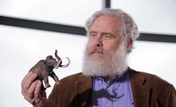 Terra X: Sternstunden der Evolution – George Church, Star der Gentechnik-Szene, will das Mammut klonen.