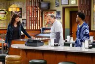 Superior Donuts – Nachdem Arthur (Judd Hirsch, M.) die Nacht mit Randys (Katey Sagal, l.) Mutter verbracht hat, hofft er eigentlich auf ein Wiedersehen, doch selbst Francos (Jermaine Fowler, r.) Hilfe beim Texten kann nicht verhindern, dass Ellens Antwort anders ausfällt, als Arthur gehofft hat ...