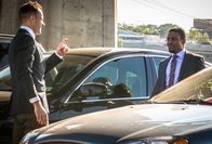 Elementary – Ermitteln in einem neuen Mordfall: Holmes (Jonny Lee Miller, l.) und Detective Bell (Jon Michael Hill, r.) ...