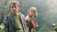 Hänsel und Gretel – Hänsel (Johann Storm) und Gretel (Nastassja Hahn) irren im Wald umher. Die Vögel haben ihre Wegmarkierung aus Brotkrumen weggefressen.