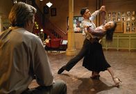Darf ich bitten? – Gespannt sieht John (Richard Gere, l.) Paulina (Jennifer Lopez, r.) beim Tanzen zu ...