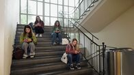 Puls – Puls Glücksfresser Smartphone – Helfen Jugendlichen nur noch Verbote? Vier Schülerinnen auf einer Treppe, jede für sich in ihr Handy vertieft. Copyright: SRF