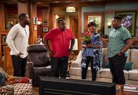 The Neighborhood – (v.l.n.r.) Malcolm Butler (Sheaun McKinney); Calvin Butler (Cedric the Entertainer); Tina Butler (Tichina Arnold); Marty Butler (Marcel Spears)