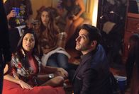 Lucifer – Auf der Suche nach einem Killer, der Studenten ermordet, ermitteln Lucifer (Tom Ellis, r.) und Chloe in der Studenten-Party-Szene. Doch dann gerät auch Chloe ins Visier des skrupellosen Mörders ...