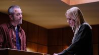 Suspect – Danny ((James Nesbitt) und seine Ex-Frau Susannah (Anne-Marie Duff) trauern am Sarg ihrer toten Tochter.