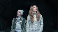 Schnee – Alma (Laeni Geiseler, links) und Lucia (Brigitte Hobmeier) vor der Höhle am Muttstein. Weiteres Bildmaterial finden Sie unter www.br-foto.de.