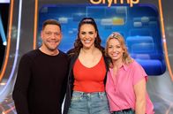Quizduell-Olymp – Moderatorin Esther Sedlaczek (M.) mit den Kandidaten des Teams "Kulinarik": Robin Pietsch (l.) und Zora Klipp (r.)