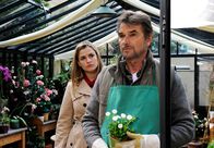Sturm der Liebe – ARD STURM DER LIEBE FOLGE 1545 Uhr im ERSTEN. In seiner Not tischt Hans (Ralph Schicha, r.) Theresa (Ines Lutz, l.) eine neue Lügengeschichte auf.