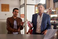 Die Rosenheim-Cops – Die Kommissare Kaya (Baran Hęvî, l.) und Hansen (Igor Jefti?, r.) erkundigen sich nach der Herstellung des Rosengins.