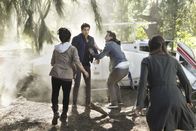 Scorpion – Auf der Suche nach einer verschwundenen Wandertruppe geraten Happy (Jadyn Wong, l.), Walter (Elyes Gabel, 2.v.l.), Toby (Eddie Kaye Thomas, 2.v.r.) und Paige (Katharine McPhee, r.) selbst in Lebensgefahr ...
