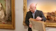 Was schätzen Sie ...? – Ulrich Prinz untersucht die Laden des Tisches aus dem Josephinum