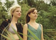 Kokon – Romy (Jella Haase, l.) verdreht Nora (Lena Urzendowsky, r.) den Kopf.