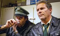 Hubert und Staller – Hubert (Christian Tramitz, r.) ist geschockt, als Staller (Helmfried von Lüttichau, l.) hektisch die gesamte Messerpitze einschnieft.