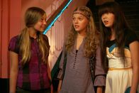 Emm@s Ch@troom – Die drei Mädchen merken, dass sie in Schwierigkeiten stecken, weil der Auftritt ins WorldWideWeb gestellt werden soll. v.li.: Ally (Marny Kennedy), Emma (Sophie Karbjinski), Jackie (Charlotte Nicdao).