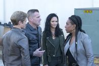 MacGyver – MacGyver (Lucas Till, l.), Jack (George Eads, 2.v.l.) und Riley (Tristin Mays, 2.v.r.) sind einem Gesuchten dicht auf den Fersen, doch auch die Kopfgeldjäger um Mama Colton (Sheryl Lee Ralph, r.) haben es auf diesen lukrativen Fang abgesehen ...