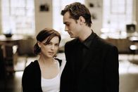 Hautnah – Kaum ein Paar, da müssen Alice (Natalie Portman, l.) und Dan (Jude Law, r.) auch schon erkennen, dass alles im Leben aus Täuschung und Heuchelei besteht ...