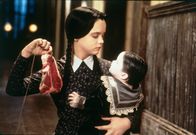 Addams Family Values – Der Nachwuchs der Familie Addams, Baby Pubert (Kaitlyn Hooper, re.), zieht sogleich die Eifersucht seiner Schwester Wednesday (Christina Ricci, li.) auf sich. Sie versucht, ihn zu töten.