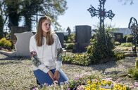 Sturm der Liebe – Am Grab ihrer Mutter lässt Valentina (Paulina Hobratschk) ihren Gefühlen freien Lauf.