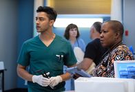 Atlanta Medical – Manish Dayal (Dr. Devon Pravesh), Denitra Isler (Schwester Hundley).