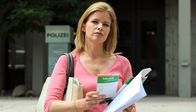 Mutter auf Streife – Mia (Mira Bartuschek) hat sich Bewerbungsunterlagen bei der Polizei geholt.