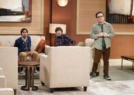 The Big Bang Theory – Wollen um jeden Preis einmal Bill Gates treffen und wittern ihre Chance, als Penny ein geschäftliches Treffen mit ihm hat: Raj (Kunal Nayyar, l.), Howard (Simon Helberg, M.) und Leonard (Johnny Galecki, r.) ...
