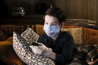 Young Sheldon – Als die Grippewelle Medford erreicht, tut Sheldon (Iain Armitage) alles, um selber gesund zu bleiben ...