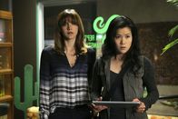 Scorpion – Versuchen, wichtige Friedensverhandlungen in die richtigen Bahnen zu lenken: Paige (Katharine McPhee, l.) und Happy (Jadyn Wong, r.) ...