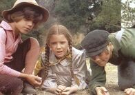 Unsere kleine Farm – Laura (Melissa Gilbert, M.) will Henry (Clay O'Brien, r.) überreden, mit auf das Frühlingsfest zu kommen.