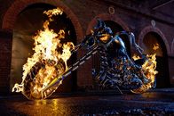 Ghost Rider – Das ist nennt man wohl eine heiße Maschine! Sein neuer Arbeitgeber, der Teufel, stattet Johnny Blaze mit ein paar netten Accessoires aus ...
