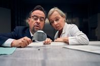 Tatort – In der Rechtsmedizin untersuchen Prof. Boerne (Jan Josef Liefers, l) und Silke Haller (ChrisTine Urspruch, r) die Biene, die sie in Golds Garderobe gefunden haben.