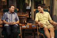 Two and a Half Men – Sein bester Freund Andy (Emilio Estevez, l.) stirbt, während sie zusammen auf der Terrasse sitzen. Charlie (Charlie Sheen, r.) lässt sich daraufhin sofort auf Herz und Nieren durchchecken ...