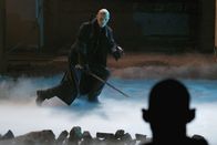 The Strain – Quinlan (Rupert Penry-Jones) handelt mit den Ältesten einen Deal aus, der anders endet, als erhofft ...