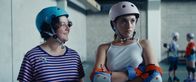 Derby Girl – Bei ihrem ersten Trainingstag trifft Lola Bouvier (Chloé Jouannet, r.) auf ihre neue Mitspielerin Marie-Josée (Salomé Diénis Meulien, l.), die völlig verzaubert ist von ihr. Doch Lola ist von MJ genervt, denn sie möchte konzentriert dem Roller Derby-Training folgen können.