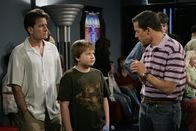 Two and a Half Men – Bei einem gemeinsamen Ausflug mit Charlie (Charlie Sheen, l.) und Jake (Angus T. Jones, M.) versucht sich Alan (Jon Cryer, r.) ganz geschickt vor dem Bezahlen zu drücken ...