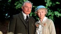 Agatha Christies Marple – Miss Marple (Geraldine McEwan) und Colonel Protheroe (Derek Jacobi, l)