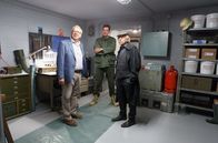Rentnercops – Walter Sobchak (Sebastian Schwarz, M.) zeigt Günter (Peter Lerchbäumer, l.) und Edwin (Tilo Prückner, r.), wie autark man im Bunker leben kann.