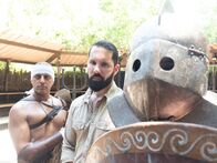 Kolosseum: Aufstieg und Fall des Römischen Reiches – Historiker Alexander Mariotti mit zwei Gladiatoren. (Blink Films/Pete Chinn)