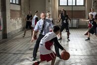 Schloss Einstein – Back to lose! Herr Berger (Robert Schupp, mitte) ist weit entfernt ein Basketballprofi zu sein.