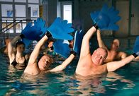 Krauses Kur – rbb Fernsehen KRAUSES KUR, Fernsehfilm Deutschland 2009, Buch und Regie Bernd Böhlich Uhr. Krauses Kreislauf hat verrückt gespielt, die Ärztin schickt ihn unverzüglich zur Kur an die Ostsee. Bald setzen Krause nicht nur Rohkost und Bewegungstherapie zu... Krause (Horst Krause, Mitte), Rudi (Tilo Prückner, links) und weitere Kurgäste bei der intensiven Bewegungstherapie.