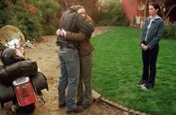 Gilmore Girls – Rory (Alexis Bledel, M.) ist begeistert, als ihr Vater Christopher (David Sutcliffe, l.) unerwartet in Stars Hollow auftaucht. Doch bei Lorelei (Lauren Graham, r.) sorgt die Rückkehr nicht nur gefühlsmäßig für ein Chaos ...