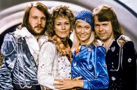 ABBA - Die ganze Geschichte – v.l.n.r. Benny, Agnetha, Frida und Bjorn bei der Eurovision 1974.