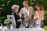 Sturm der Liebe – Christoph (Dieter Bach, M. mit Antje Hagen, l. und Daniela Kiefer, r.) erfährt, dass Lale nicht zum Golfturnier kommen wird und macht sich Sorgen um sie.