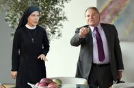 Um Himmels Willen – Im Büro der Mutter Oberin versucht Schwester Hanna (Janina Hartwig, l.) den wütenden Wöller (Fritz Wepper, r.) zu stoppen. Doch der hat noch ein Ass im Ärmel.
