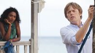 Death in Paradise – Camille (Sara Martins) und Humphrey (Kris Marshall) ermitteln an einem Filmset. Das Double der Hauptdarstellerin wurde durch vergiftete Pralinen ermordet, die eigentlich für die Hauptdarstellerin bestimmt waren.