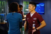 Chicago Med – Flirterei: Yaya DaCosta als April Sexton, Brian Tee als Dr. Ethan Choi