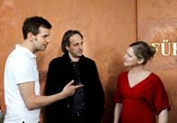 Sturm der Liebe – ARD STURM DER LIEBE FOLGE 1280 Uhr im ERSTEN. Als Lena (Johanna Bönninghaus, r.) Nils (Florian Stadler, l.) um Selbstverteidigungsstunden bittet, registriert Curd (Holger Gotha, M.) genüsslich, dass seine Maßnahmen Früchte tragen.