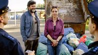 Zimmer mit Stall – Die Polizisten (Konstantin Moreth, li. und Katharina Goebel, re.), Bürgermeisterin Sophie (Aglaia Szyszkowitz) und Felix (Hans-Jochen Wagner) im Müllchaos.