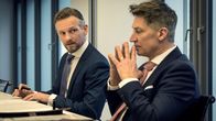 Bad Banks – Quirin Sydow (Tobias Moretti, r.) hat den charismatischen Gabriel Fenger (Barry Atsma, l.) an die Spitze der Global Invest geholt. Doch was legt er seinem Investmentchef wirklich zur Interschrift vor?